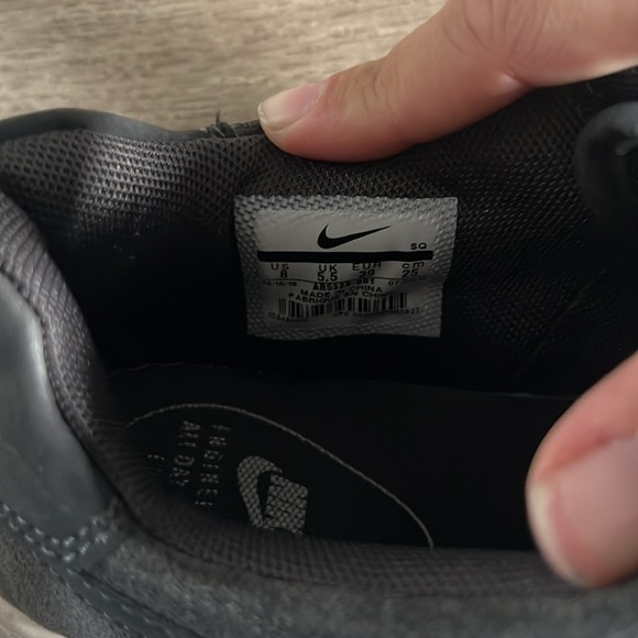 Like new high top women’s Nikes - Picture 3 of 3